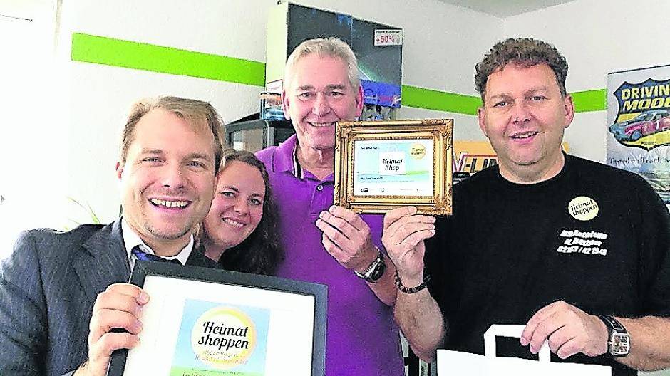  Bürgermeister Mertens und Wirtschaftsfördererin Hoppe im Selfie mit Dirk Borgstedt (DEK) und Klaus Büttner (BS Autoteile).  