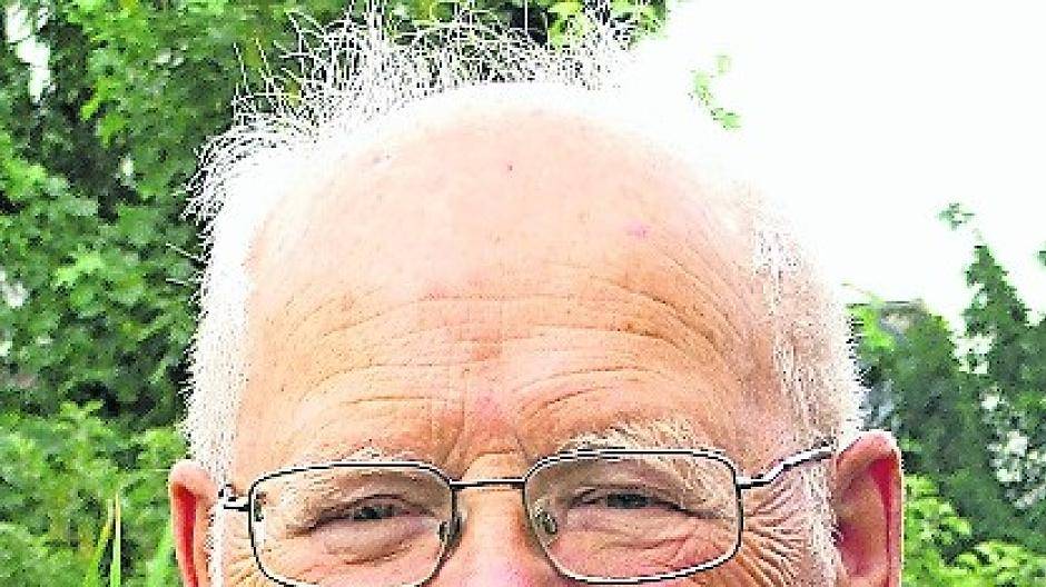  Walter Paul trat 1956 in die Reihen des Jägerzugs „Veilchenblau“ ein. Seine Kameraden sahen sofort sein Potenzial, Schnelllebigkeit ist nicht seine Charaktereigenschaft. So bekleidet er seit sage und schreibe 1961 bis zum heutigen Tag den Posten des Kassierers. 1986 krönte er dann seine Schützen-Laufbahn und übernahm mit seiner lieben Gattin Resi die Königswürde des Bürger-Vereins.  