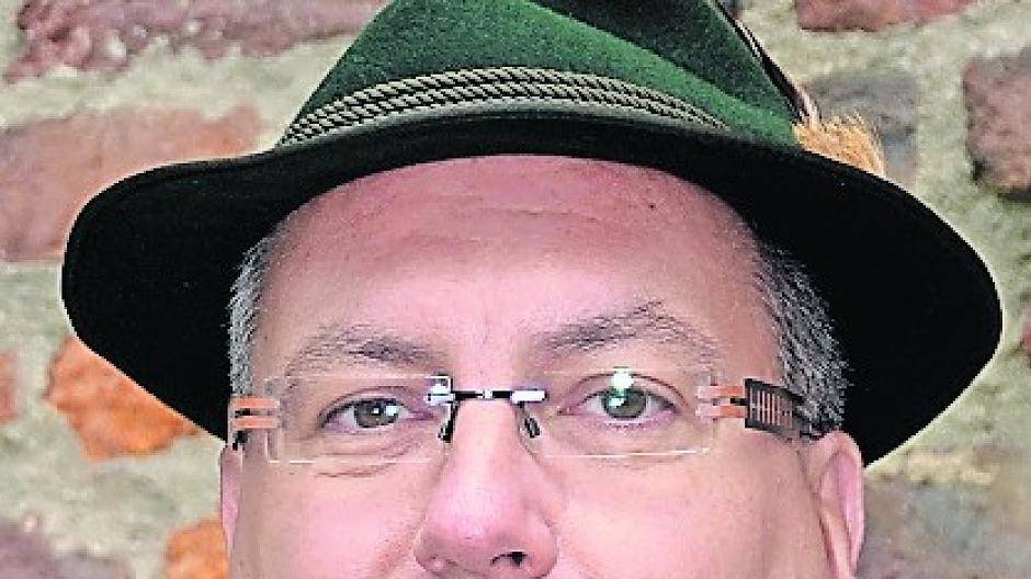  Guido Breuer begann seine Laufbahn ganz klassisch als Edelknabe im Jahr 1976. Über die Tellschützen schloss er sich später dem Jägerzug „Gillbach Jonge“ an. Unter der Präsidentschaft von Willi Leyser gründe Guido mit drei weiteren Kameraden im Februar 1987 den Jägerzug „Heimattreu“, dem er auch heute noch angehört.  