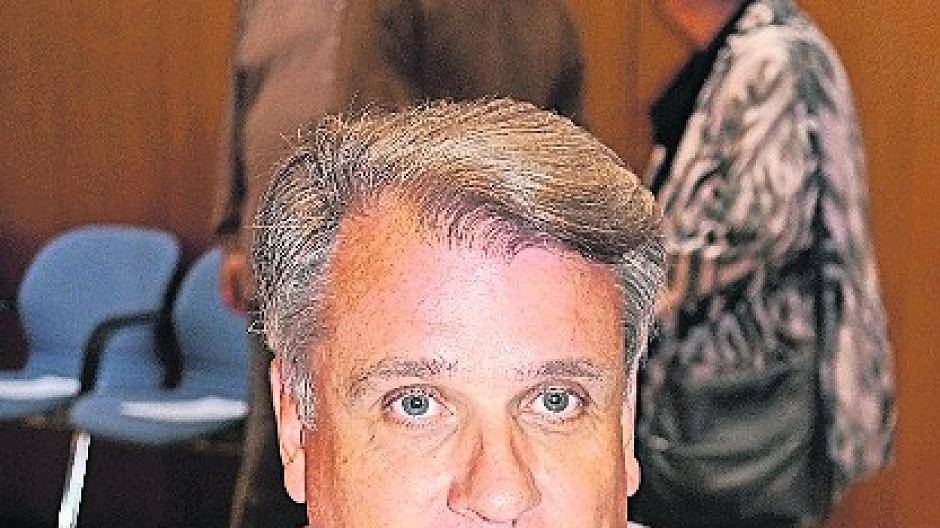  Seine Arbeit im Rat der Stadt Grevenbroich — hier vertritt Peter Cremerius die FDP — liebt er, auch wenn die Selbstdarstellung manchen Kollegen eher nervend findet. Die Arbeit in den Ausschüssen und Arbeitskreisen sei aber konstruktiv und vertrauensvoll.  
