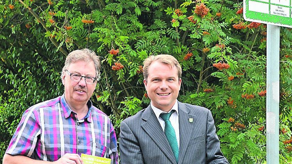  Projektbeauftragter Rudolf Reimert und Bürgermeister Martin Mertens stellen die neue Kampagne für mehr Sauberkeit in der Gillbach-Gemeinde vor. 