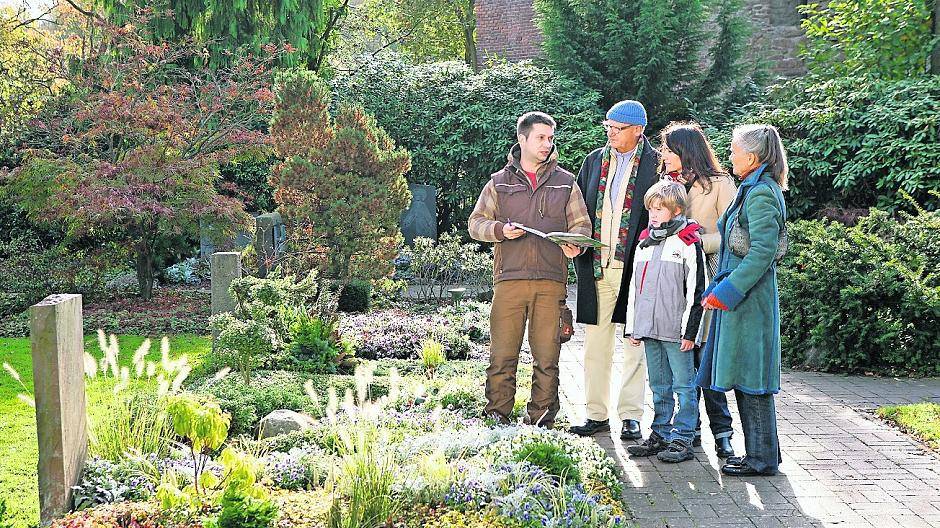  Friedhofsgärtner beraten ihre Kunden kompetent bei allen Fragen rund um die Grabgestaltung. 