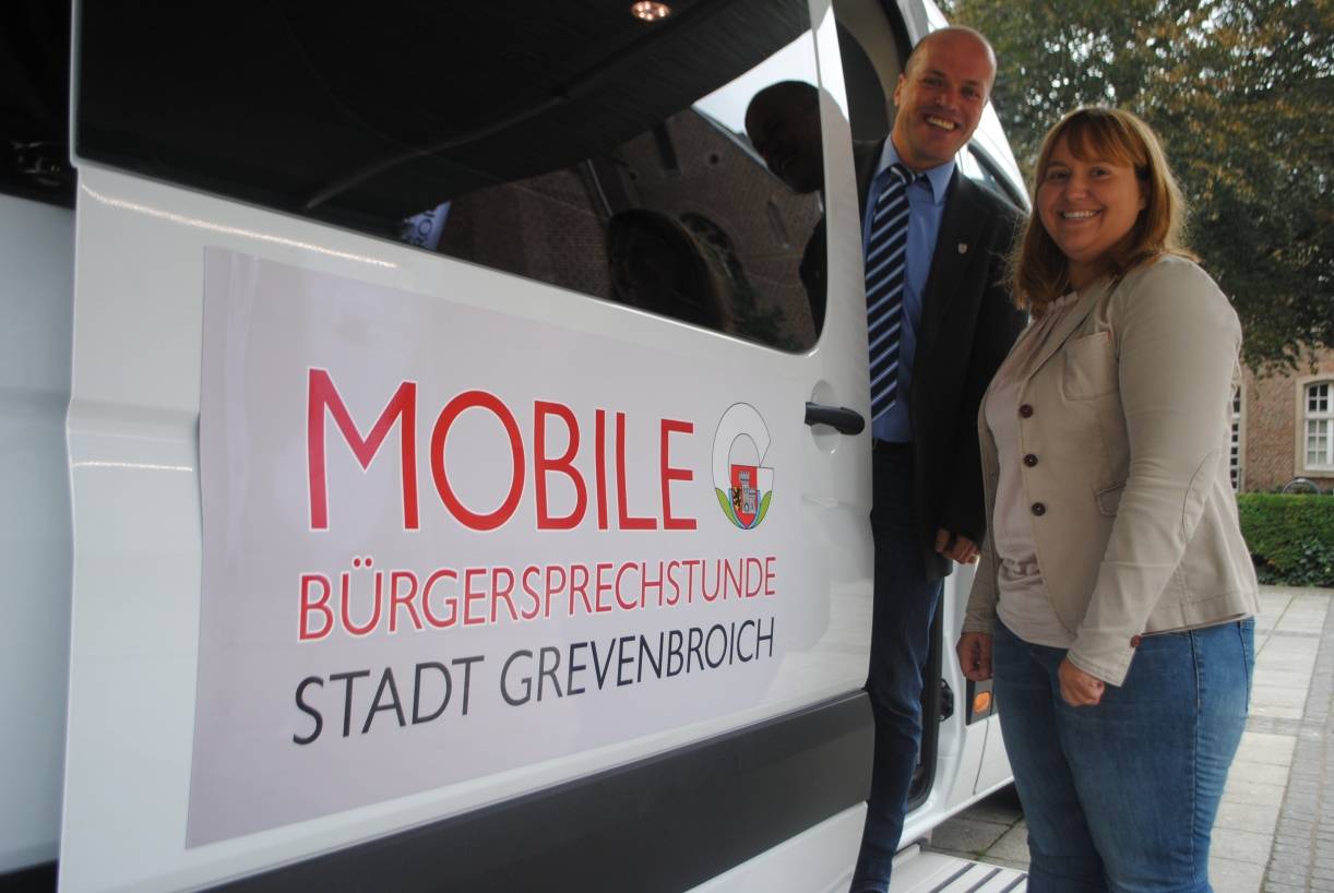  Bürgermeister Klaus Krützen und Cornelia Leufgen vom Bürgermeister-Büro mit der mobilen Bürgersprechstunde. 