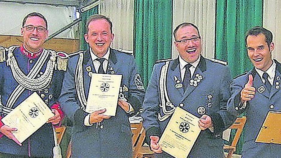  Die Silber-Jubilare aus Hemmerden: Traditionspflege braucht Traditionshüter. 
