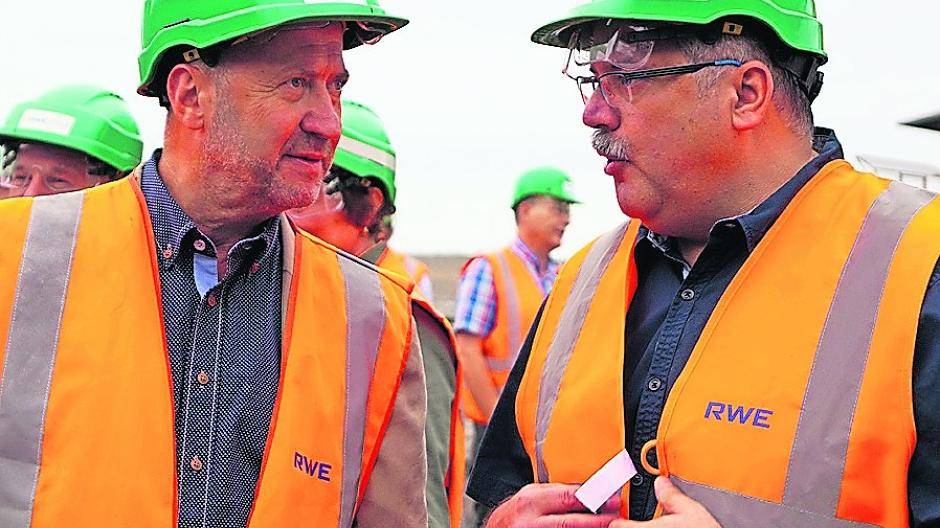  Rainer Thiel (MdL, SPD, links) sieht sich an der Seite der Bergbau-Kumpel. Sie und auch ihre Kinder und Enkelkinder sollen in der Region noch anspruchsvolle und gut bezahlte Industrie-Arbeitsplätze finden, so seine Forderung. 