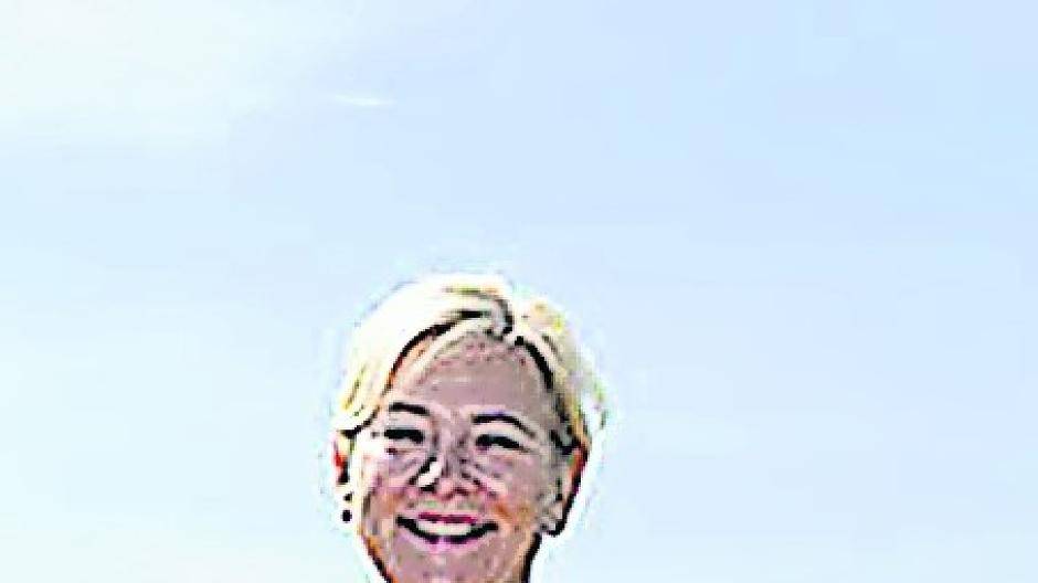  Heike Troles, CDU-Landtags-Kandidatin für Grevenbroich, Rommerskirchen und Dormagen, steht voll hinter (wenn auch im Bild eher vor) der heimischen Braunkohle. Sie kritisiert Rot-Grün.  