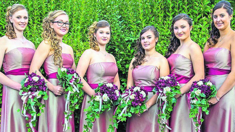  Die reizenden Gustorfer Hofdamen von links nach rechts: Nina Jungmann, Anna Katharina Scholz, Katja Schlaven, Carina Betzing, Pia Lomanns und Franziska Fenger. Das Bild entstand bei der Krönung im vergangenen Jahr.  