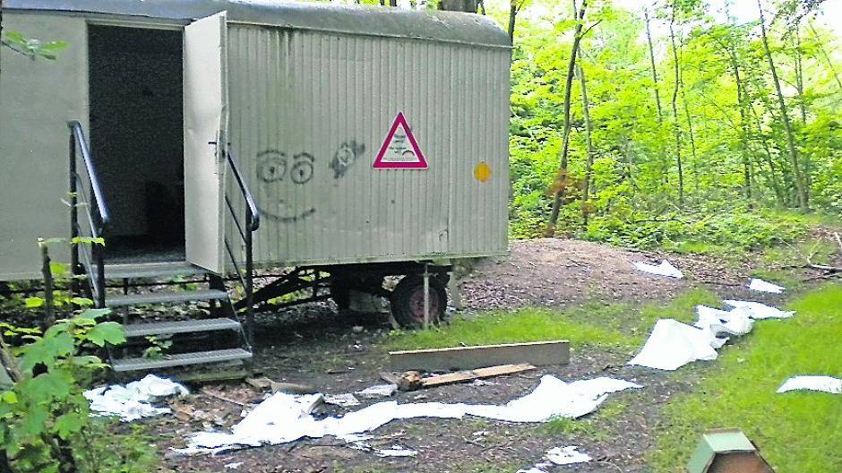 Vandalen zerstörten den Regenbogen-Bauwagen