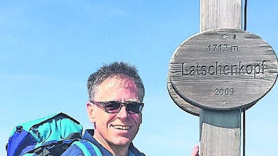 Sonne, Schnee, Wolkenwand — Hans-Jürgen Petrauschke „kann“ nur in kurzer Hose wandern. „Lange Hose engen mich irgendwie zu sehr ein.“  