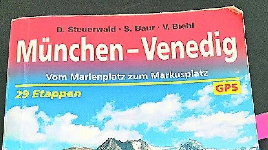  Hans-Jürgen Petrauschke mit dem gesamten Karten-Material für seine Familien-Tour durch die Alpen. Hauptunterlage aber war der nebenstehende Wanderführer speziell für die Route München — Venedig. „Der einzige Rote, dem ich vertraue“, scherzt der Landrat auf seine bekannt humorvolle Art.  