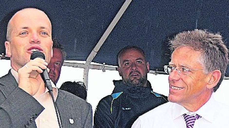  Bürgermeister Klaus Krützen (links) und Landrat Hans-Jürgen Petrauschke (rechts) flachsten während der Eröffnungsfeier darüber, wer wohl für den Regen verantwortlich sei. Der „Schirm“-herr jedenfalls hielt auf seinem Mobil den aktuellen Wetterradar allzeit bereit. So wusste man, wann der Regen wiederkam ...  