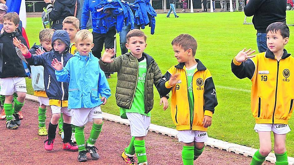  Schon eine aufregende Angelegenheit so ein Einmarsch unter dem Jubel der Zuschauer. Diese jungen Kicker genossen es sichtlich und winkten ihren Fans munter zu. Sicher ein unvergessliches Erlebnis.  