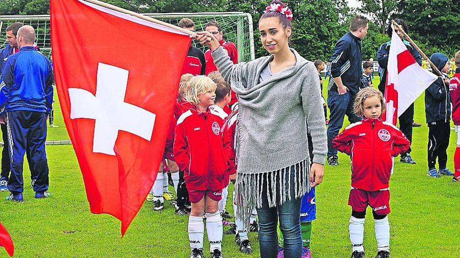  Hinter ihren Länderfahnen nahmen die einzelnen Vereins-Teams auf dem grünen Rasen Aufstellung.  