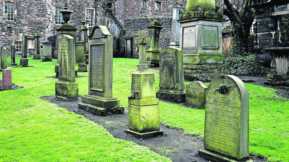  Ein besonderer Ort der Trauer und des Abschiednehmens: Ein ganz traditioneller Friedhof in Schottland. 