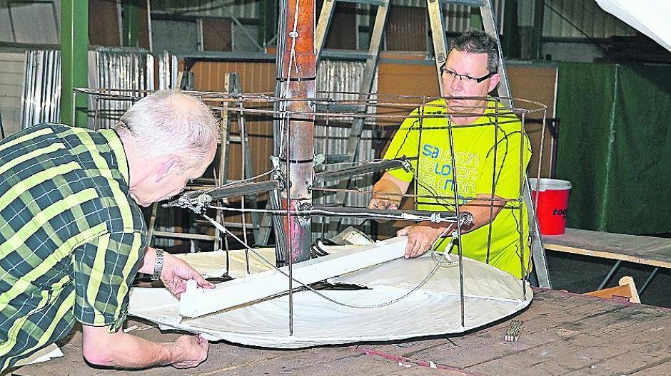  Fackelbau hat viel mit Technik und filigraner Handarbeit zu tun („Rösige Boschte“/„Mer stonn zesamme“).  