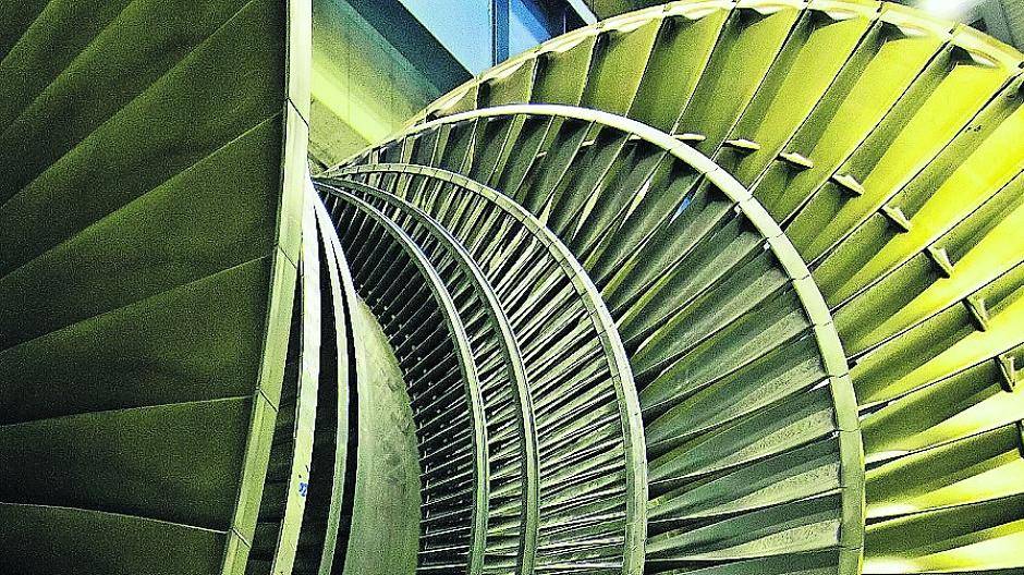  Der „kleine“ Mensch an der „großen“ Turbine. Beeindruckende Größenverhältnisse. 