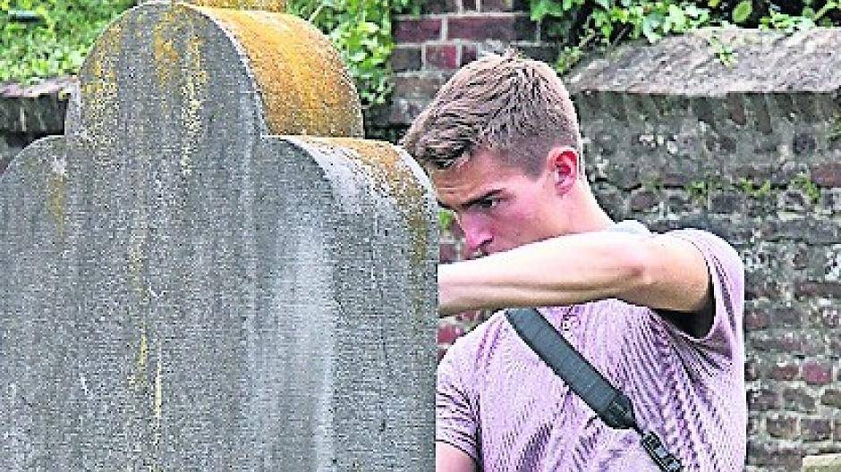„KKG gegen das Vergessen“ unterstützte Aktion auf dem Juden-Friedhof: Wenn die Steine einst verwittert sind, bleiben Riedels Abdrücke