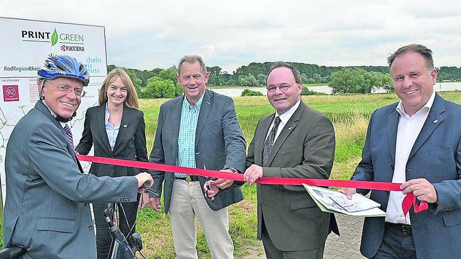  Freude über neue Zählstellen, die Radfahrer erfassen (von links): Landrat Hans-Jürgen Petrauschke, Stephanie Schulze, Guido Schenk von der Stadtmarketing- und Verkehrsgesellschaft Dormagen, Robert Abts und Arnd Ludwig. 