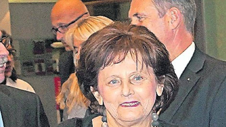  Alt-Bürgermeisterin Ursula Kwasny mit fast verheiltem Trümmerbruch (oben). Gerne und gezielt Plauderer SPD-Stadtrat Holger Holzgräber mit dem Werbering-Chef.  