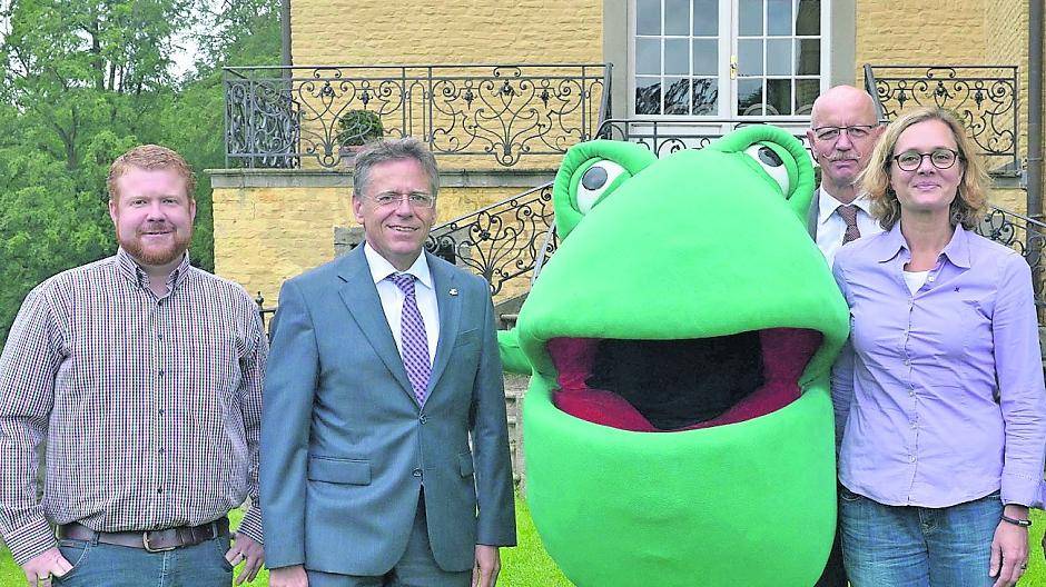  Veranstalter Herr Thomas Kämmerling, Herrn Landrat Hans-Jürgen Petrauschke, Günter Kastenfrosch, Bürgermeister der Gemeinde Jüchen Harald Zillikens und Kreis-Jugendamtsleiterin Marion Klein. Auf dem Bild fehlt Veranstalter Reinhard Giese. 