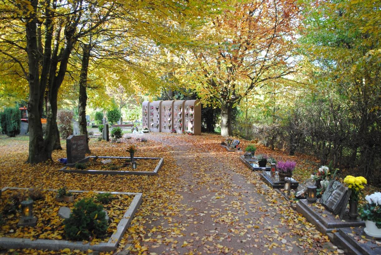 Metalldiebe schlagen auf Friedhof zu — auch Gestecke werden gestohlen