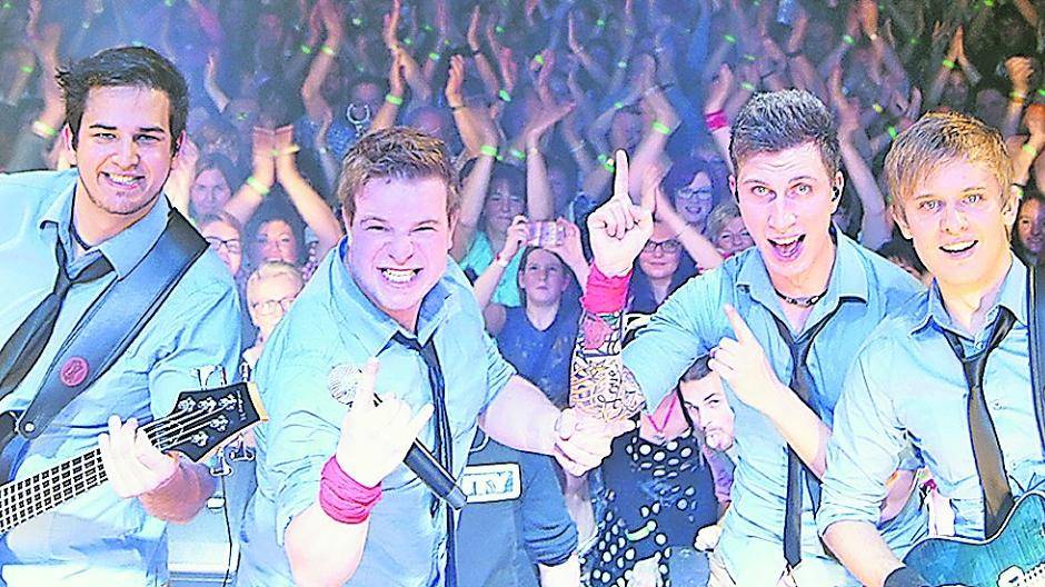  Das begeisterte Publikum ging im vorigen Jahr mit dem „Rotzlöffln“ auf die Reise um die Welt, das Motto der Band auf der Jahrestournee, die sie aus der Oberpfalz in die USA nach Las Vegas, ins australische Melbourne, regelmäßig nach Italien, nach Österreich, nach Gustorf und dieses Jahr auch erstmals auf die AIDA bringt 