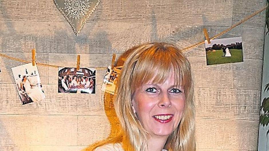  Beim Neusser „Genießertreff“ war das „Dycker Weinhaus“ unter der neuen Leitung von Angelika Spriewald vertreten. Der Salat „Landliebe“ mit gratiniertem Ziegenkäse und Himbeerdressing gehörte ebenso zu den High-Lights der gesamten Veranstaltung wie die Ochsenbäckchen mit Rübenkrautjus. Und auch das Tartlette von der Gewürzschokolade mit Himbeereis konnte voll und ganz überzeugen. Ernst Petry (Mitte), der mit seinem Party-Service übrigens auch beim Grevenbroicher „Gourmet-Treff“ vertreten sein wird, trat unter anderem mit einem Lachstartar an, das unter einem Salat-Bouquet auf die Genießer wartete. Natürlich war auch Bürgermeisterin Ursula Kwasny in Neuss vor Ort. Immerhin hatte sie das Grevenbroicher Pendant angeregt. Sie schwärmte nicht zuletzt für den frisch geschnittenen Parma-Schinken der „Osteria Saitta am Nussbaum“ aus Düsseldorf. 