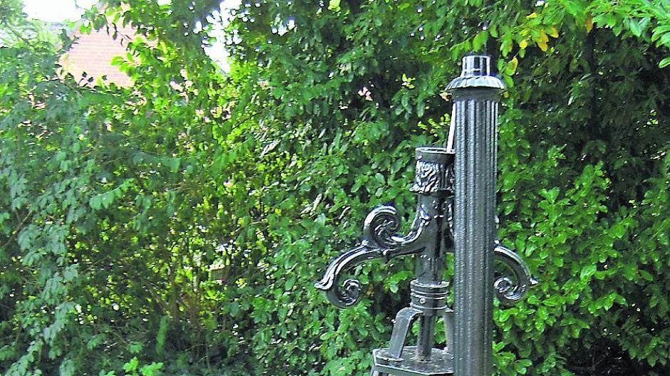 Die „geköpfte“ Laterne im Allrather Mellerpark. Wer hat die Täter gesehen?  