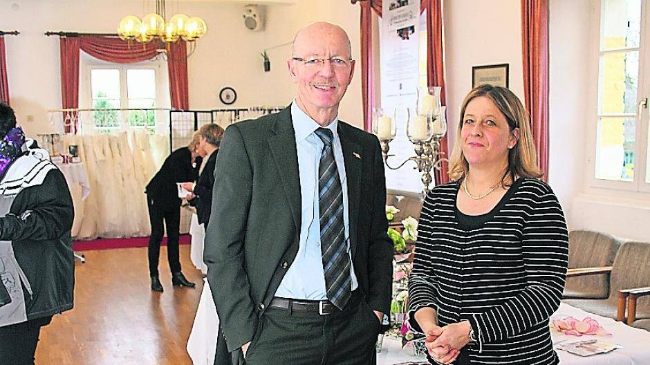 Hochzeitsmesse: das Kleid für die Heirat in Jüchen schon anprobiert