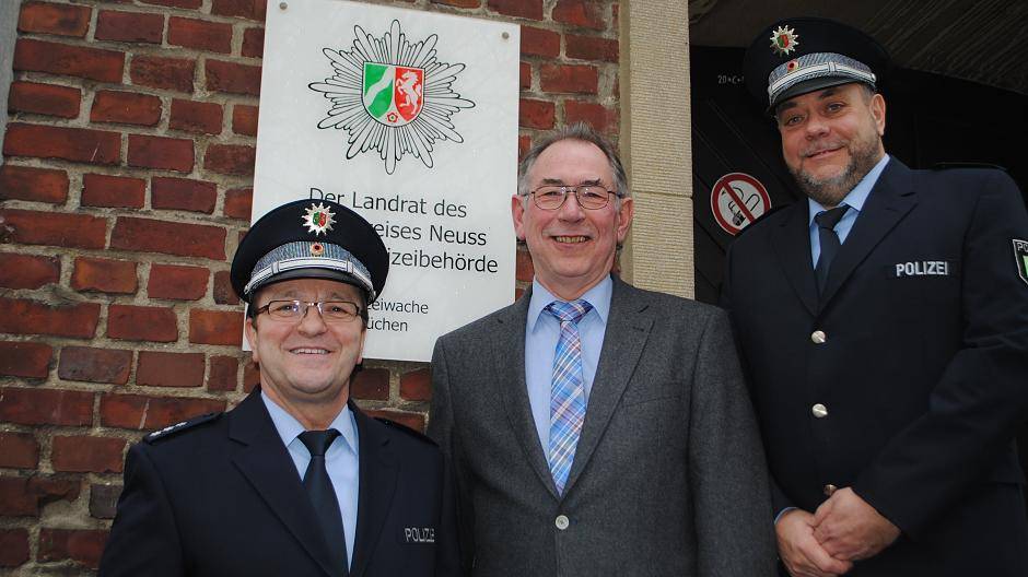  Thomas Kattner, der neue Leiter der Polizeiwache Jüchen, sein Vorgänger Willi Pollak und der neue Bezirksbeamte Ralf Daniels (v.l.nr.) 