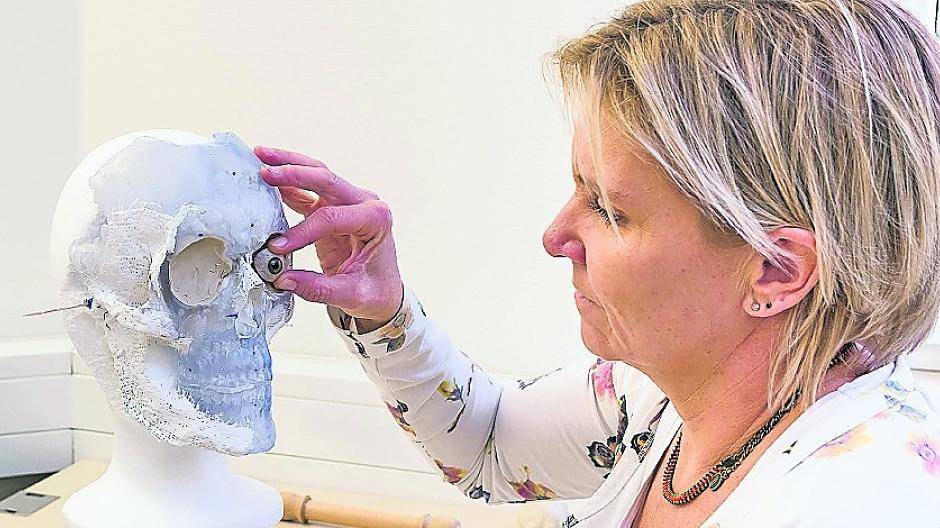  Ein Arbeitsschritt der Rekonstruktion: Einsetzen der Glasaugen. 