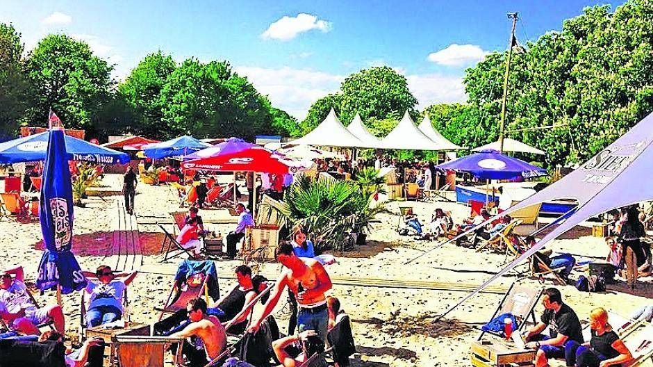  Ein heißer Tag am Stadtstrand „Evita-Beach“, wo die coolen Cocktails locken ... 