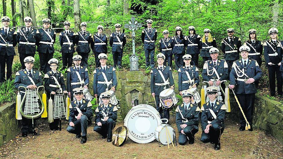  Am 1. Mai 1925 wurde vom damaligen Hauptmann Mathias Schenkel der Gedanke aufgegriffen, in Neuenhausen ein eigenes Tambour-Corps zu gründen. Dies wurde begeistert aufgenommen und schon im Juni 1925 fanden sich in der damaligen Gastwirtschaft von Max Hagen („Alte Post“) musikbegeisterte junge Leute zusammen, die aktiv in diesem Corps mitwirken wollten. Im Laufe der Jahre wurde der Spielmannszug zu einem Tambour-Corps im heutigen Sinne, so dass auch große Auftritte wie im September 1997 beim Trachten- und Schützenzug des Oktoberfestes in München in den Spielplan aufgenommen werden konnten. Aber es sollte nicht der letzte große Auftritt außerhalb des Rheinlandes werden. So ging es 2007 nochmals zum Münchener Oktoberfest. Danach folgten noch die Umzüge auf den Cannstatter Wasen in Stuttgart 2012 sowie beim Deutschen Weinfest in Neustadt an der Weinstraße im Jahr 2014. Gefeiert wird nun das 90-jährige Bestehen mit einem Jubiläumswochenende vom 6. bis 8. November. Am Freitagabend startet der Festakt mit einer „Stehung“ auf der fünf kölschen Bands unter anderem „Cat Ballou“ im Festzelt auf dem Neuenhausener Kirmesplatz auftreten werden. Und am Sonntagmorgen wird es einen musikalischen Frühschoppen mit befreundeten Tambour-Corps und Musikkapellen geben. Karten und Informationen gibt es beim Erft-Kurier, im Rathauskiosk in Wevelinghoven und im Neuenhausener Kiosk sowie bei allen Vorstandsmitglieder des Tambour-Corps.  