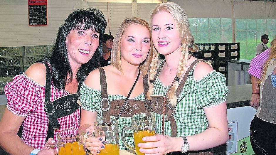  Sind das schon die ersten Aspirantinnen für die Prämierung der drei schönsten Dirndl beim Oktoberfest des Hochneukircher Heimatvereins? 