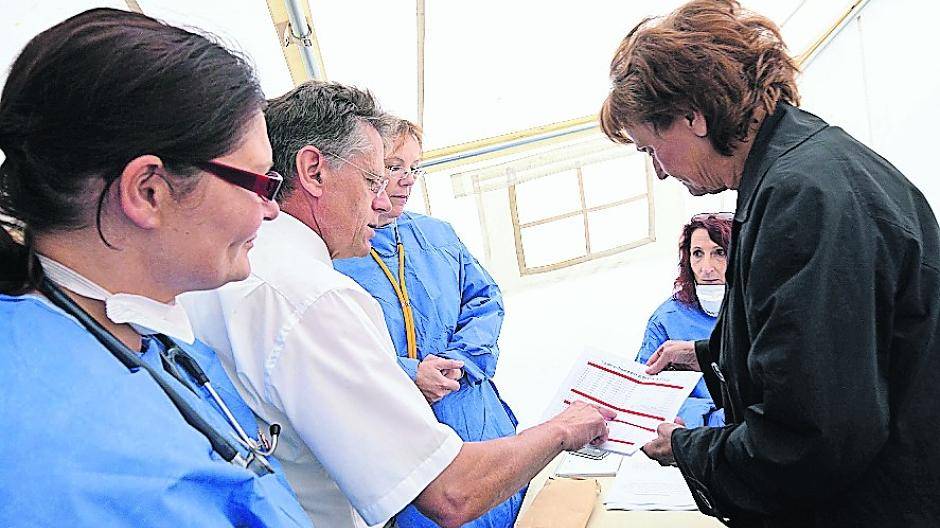  Landrat Hans-Jürgen Petrauschke (2.v.l.) und Bürgermeisterin Ursula Kwasny (r.) im Gespräch mit Mitarbeiterinnen des Kreisgesundheitsamtes in der Notunterkunft. 