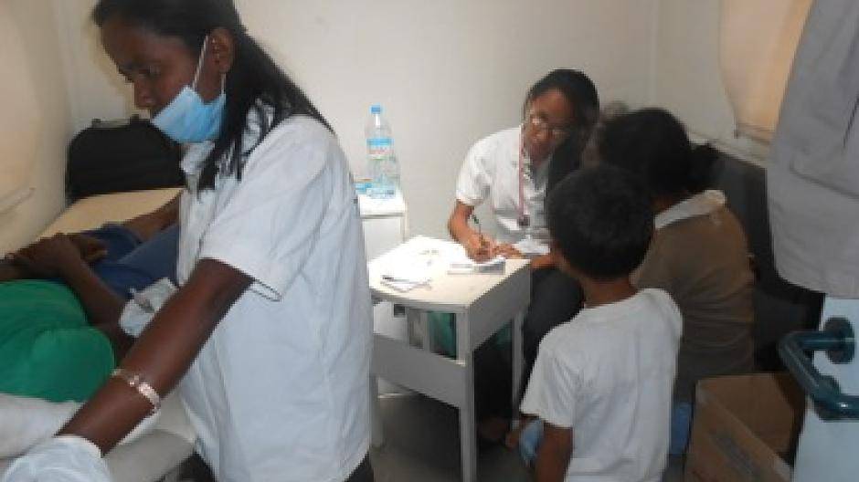  Tanja Höck (links) wird mit dem Hebammen-Fahrzeug der Mobilen Madagaskar Hilfe in den Dörfern begeistert empfangen. Die medizinische Hilfe hat schon viele Menschenleben gerettet. 