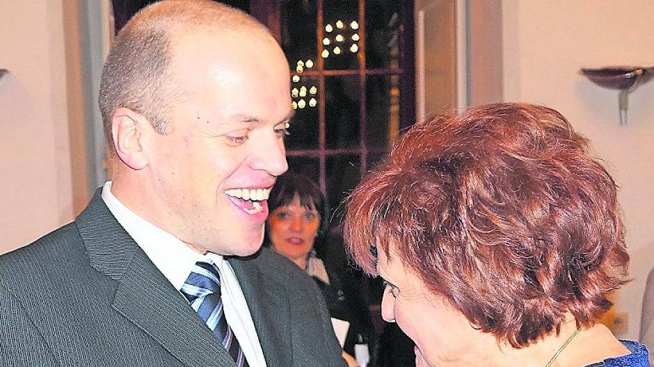  Hier begrüßte Klaus Krützen die amtierende Bürgermeisterin noch herzlich. Später sparte er nicht mit Kritik an ihrer Amtsführung, die ein Vakuum hinterlasse ...  