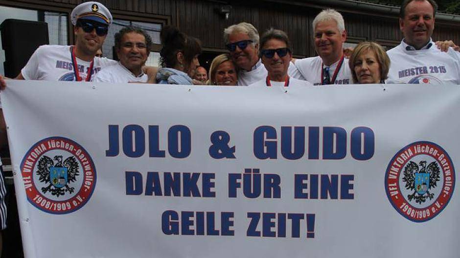  Mannschaft, Vorstand und Sponsoren: siebeneinhalb Jahre Zusammenarbeit mit den Trainern Jolo Krahwinkel und Guido Roelen werden unvergessen bleiben. 