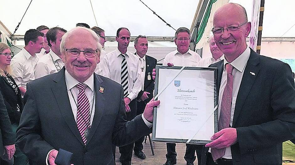  Hermann-Josef Weidemann (li.) und Bürgermeister Harald Zillikens mit der Urkunde. 