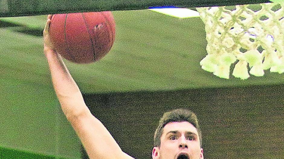  „Elephant“ Dainius dunkt gekonnt gegen die Dorstener Basketballer. 