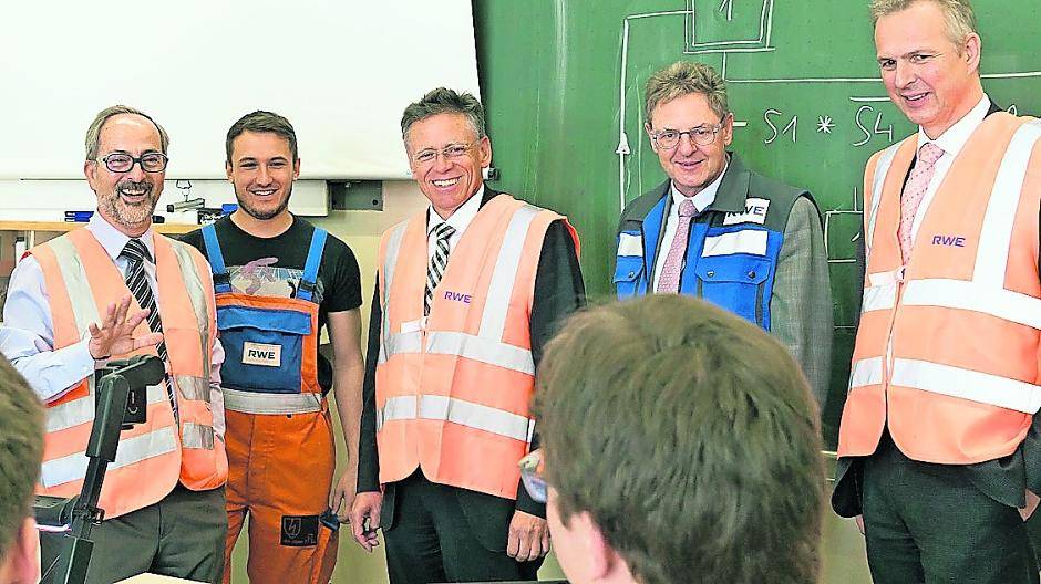  Landrat Petrauschke besucht Ausbildungszentrum in Gustorf (von links nach rechts): Lukas Schopen (Azubi). Lutz Kunde, Dominik Müller (Azubi), Hans-Jürgen Petrauschke. Kraftwerksdirektor Eberhard Uhlig, Dirk Brügge, Elke Stirken (Leiterin Amt für Schule und Kultur).  