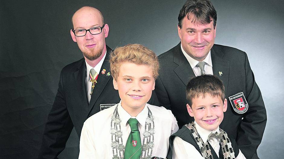  Die beiden „kleinen“ Könige mit ihren Betreuern Axel Holzhausen und Ulrich Herlitz. Tradition wird an die nächsten Generationen weitergeben. 