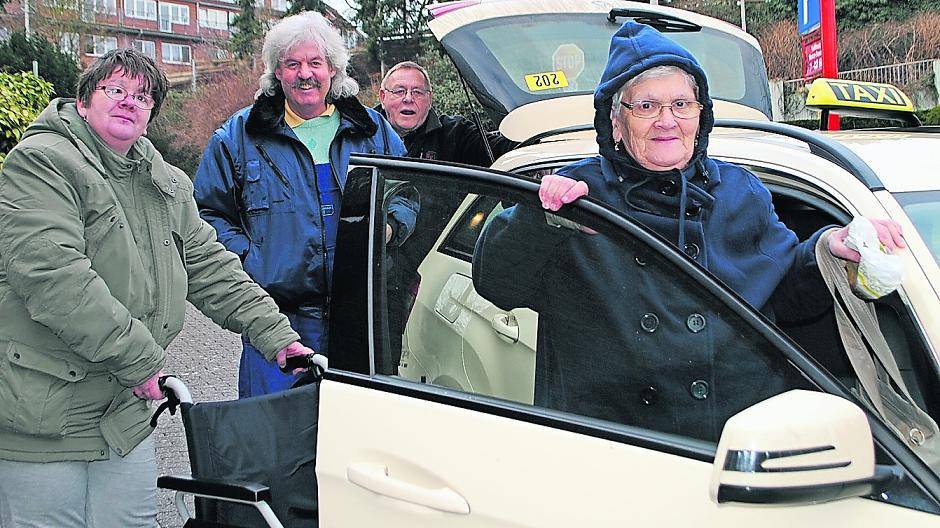  Gerlinde Fetten (links) hilft ihrer Mutter beim Kaufland-Einkauf. Taxifahrer Franz-Josef Helpenstein (Zweiter von rechts) und Taxi-Unternehmer Josef Pesch helfen gerne.  