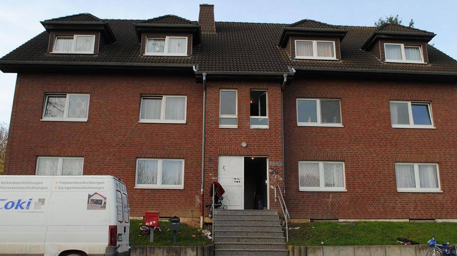  Die Flüchtlingsheime in Jüchen wie dieses an der Jülicher Straße platzen aus allen Nähten. Trotzdem soll der Neubau einer Asylunterkunft vermieden werden. 