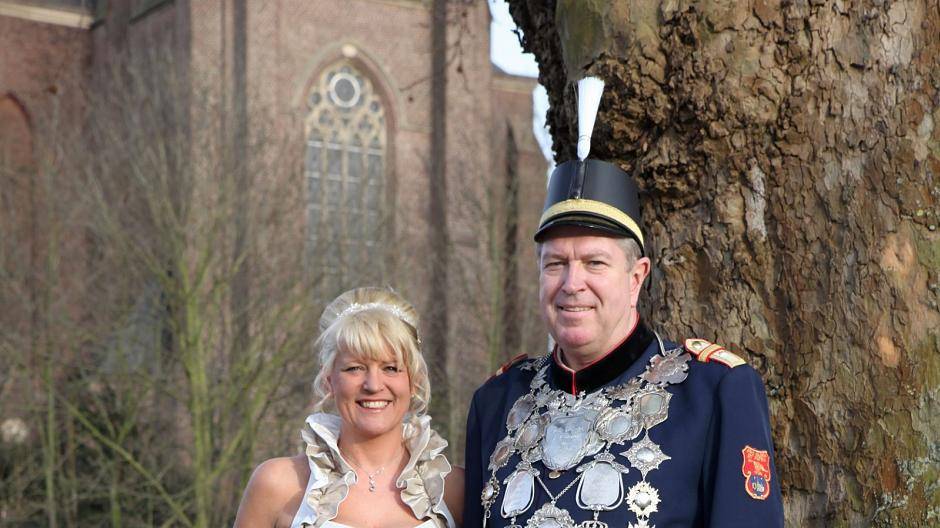  Das Königspaar Rolf und Birgit Erke mit ihrem Schmuckstück im Hintergrund, einem Käfer-Cabrio. 