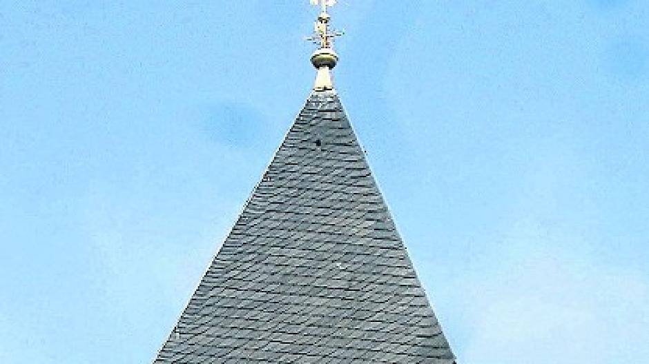  Viele Jahre fehlte das Zifferblatt der „6“, das im Juni von der örtlichen Feuerwehr geborgen werden konnte. Fachleute der Dorfgemeinschaft montierten es jetzt saniert wieder, so dass die Kirchturmuhr jetzt wieder „komplett“ ist, 