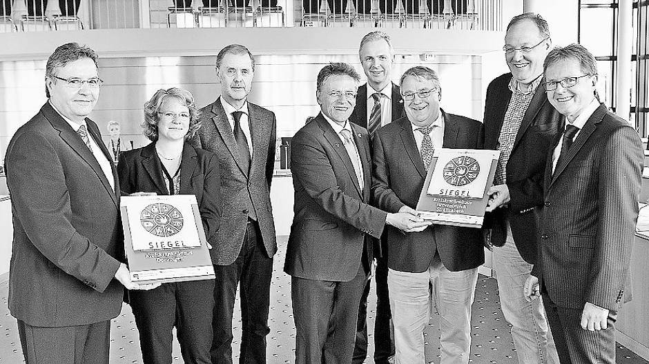  Landrat Hans-Jürgen Petrauschke (Vierter von lins), Kreisdirektor Dirk Brügge (Fünfter von links) und Kreisgesundheitsdezernent Karsten Mankowsky (rechts) übergaben die Qualitätssiegel an (von links) Ralf H. Nennhaus, Sandra Müller, Rudolf Hohmann, Lothar Köhler und Thomas Weyers. 