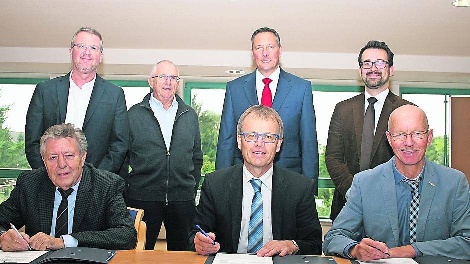  Gemeinsames Konzept zur Erinnerung an den alten Ort Garzweiler: Hubert Bierewirtz, Heinz Kunze, Dr. Harald Marx, Tim Stein, sitzend: Heinz Königs, Michael Eyll-Vetter, Harald Zillikens (von links nach rechts). 