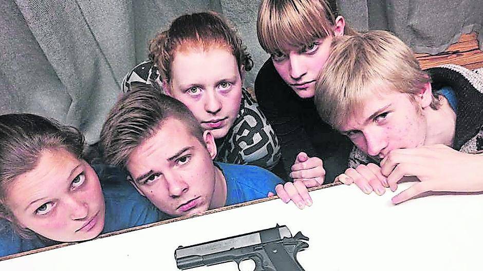  Fünf Mimen bestreiten die neue Inszenierung der Südstadt-Theatergruppe „no*name“. Sie wollen einen Einblick in die Gefühlswelt der Jugend geben.  