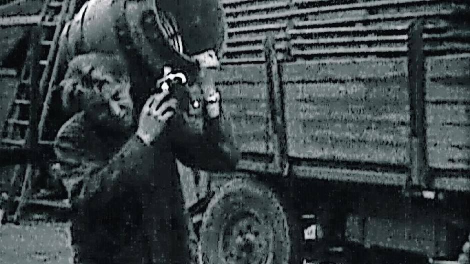  Solche Film-Aufnahmen werden gesucht: Im Uhrzeigersinn ein Schnappschuss von den Vorbereitungen für das Gustorfer Schützenfest 1954, dann das Schützenfest von 1958, der Neubau der Sparkasse (die Aufnahme datiert in die Jahre 1971 bis 1973) und schließlich ein Bild mit ganz besonderer Bedeutung. Es zeigt den Ritterschlag des Elsener Oberpfarrer Thomas; rechts zu erkennen das schwarz-weiße Deutschordenskreuz. Ähnliche Filme werden im Stadtarchiv gerne entgegen genommen. 